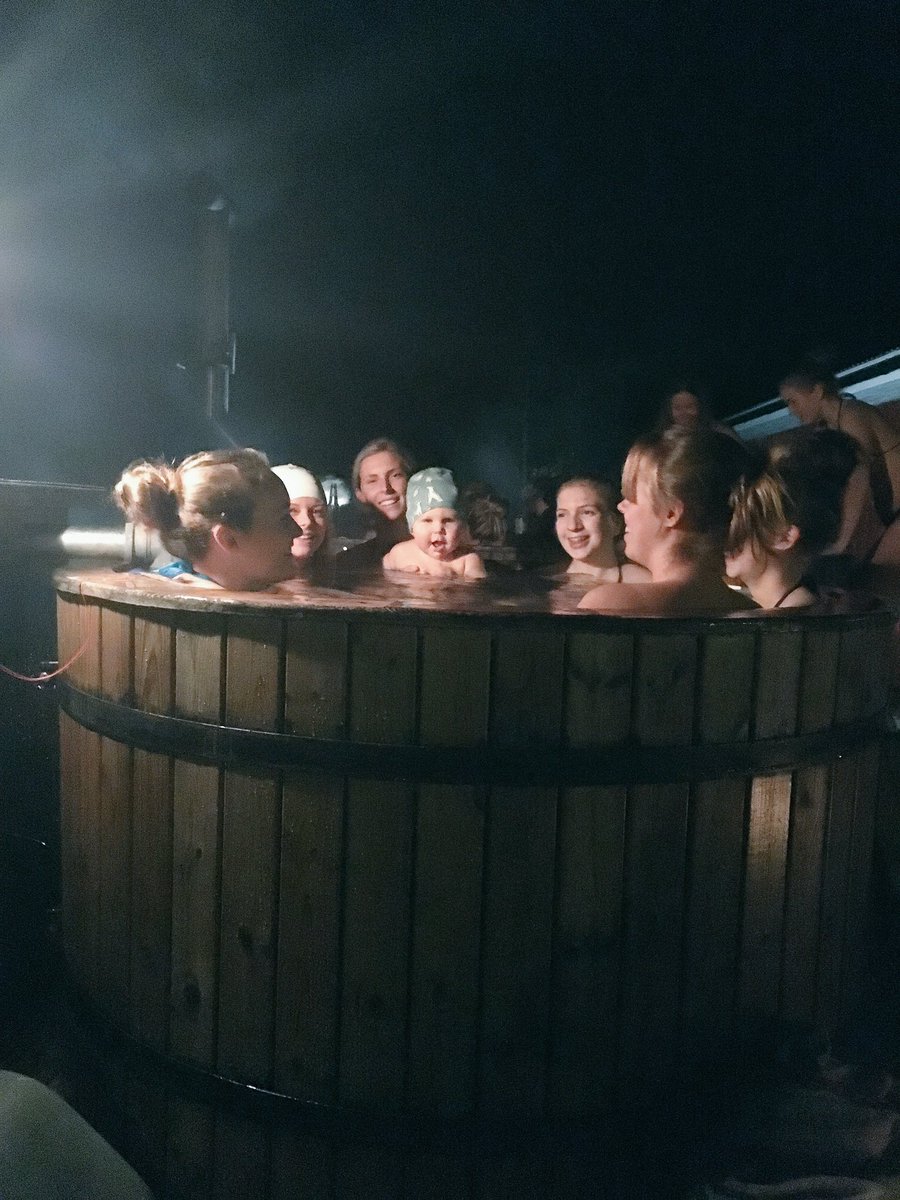 radabkdam's tweet image. Melker och brudarna kör badtunna kvällen till ära! 😍💚