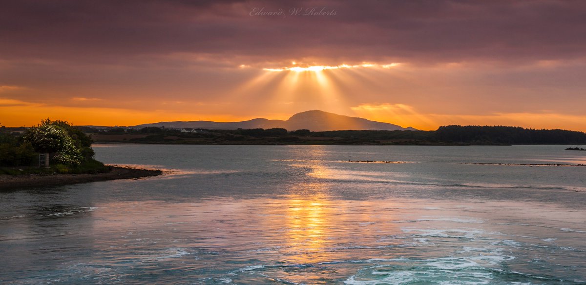 edroberts53's tweet photo. Four Mile Bridge sunburst #Anglesey @ItsYourWales @itvcoastcountry @ruthwignall @kelseyredmore @OnlineAnglesey @AngleseyScMedia @LucyWeather https://t.co/nCkEqxrNrC
