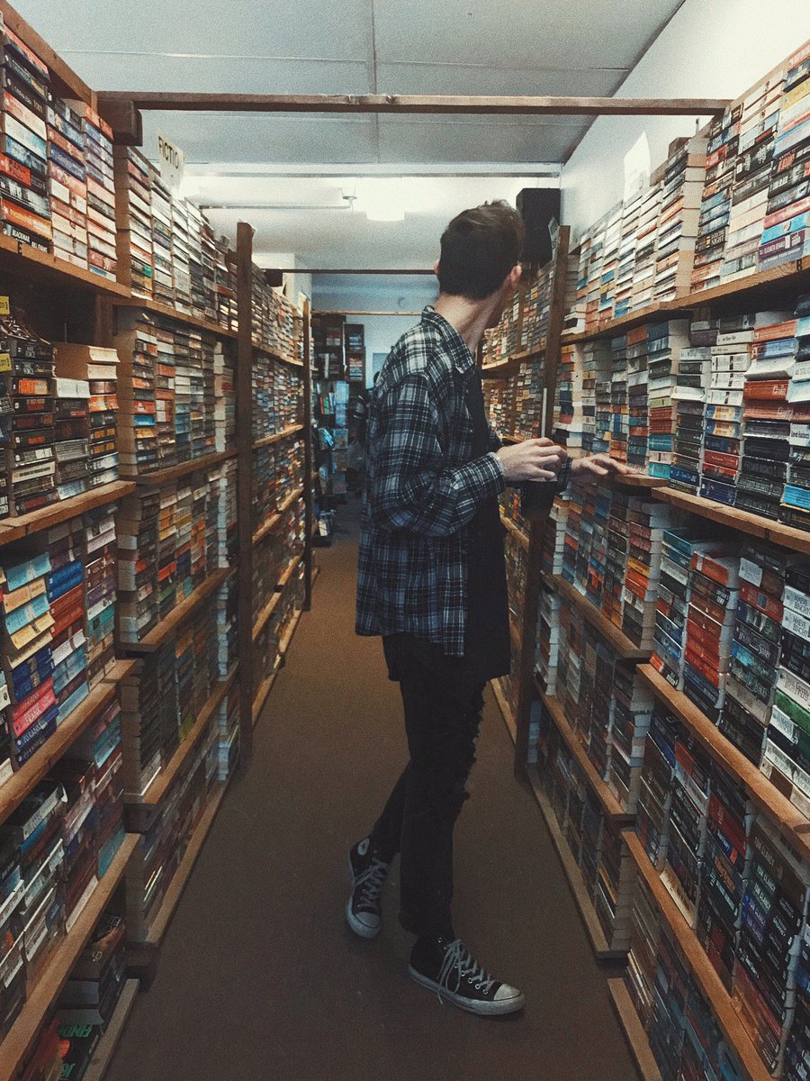 Brandonwoelfel's tweet photo. Today's vibe📚✨ https://t.co/8NIw2nJNko
