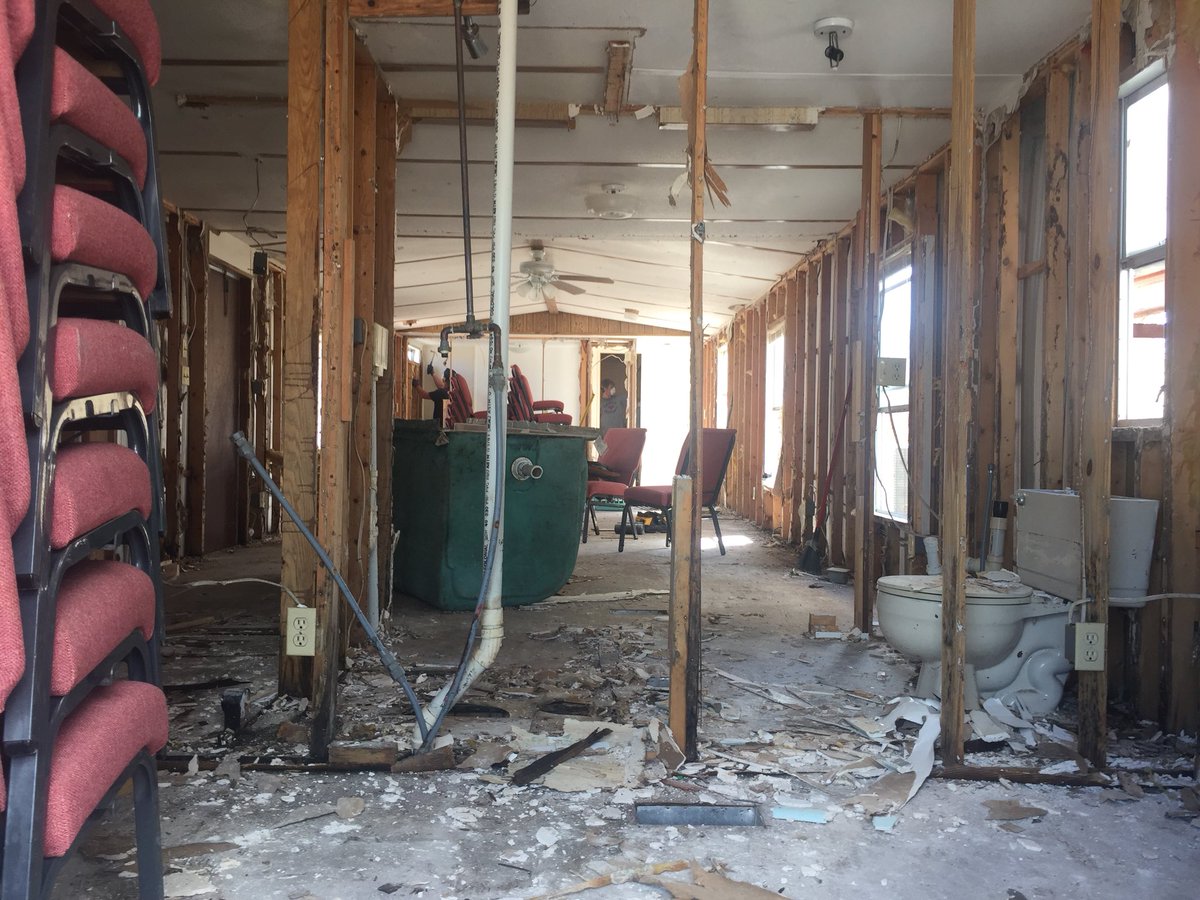 RileySummerall1's tweet photo. Fall break cleanup in FL Keys: #humbled &amp; #blessed to meet so many strong &amp; amazing people who lost so much in hurricane #Irma. #more2life https://t.co/Ux3Hw5Q9VF