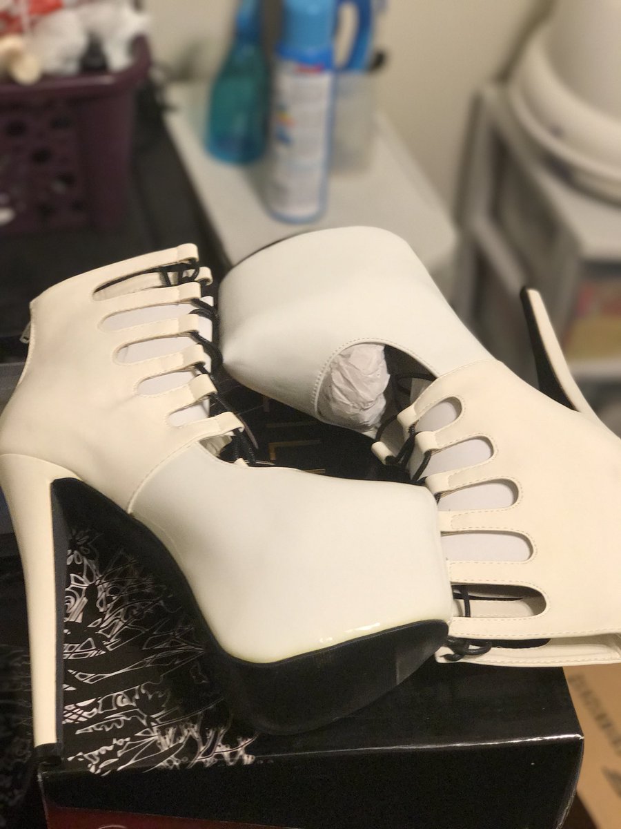 JCollection16's tweet photo. #booties #6inchheels #backzipper #laceup #patentleather #shoefetish #chicagoshoes #premiershoeboutique #size8.5 $15 #endofsummersale https://t.co/VnPzmbk7BL