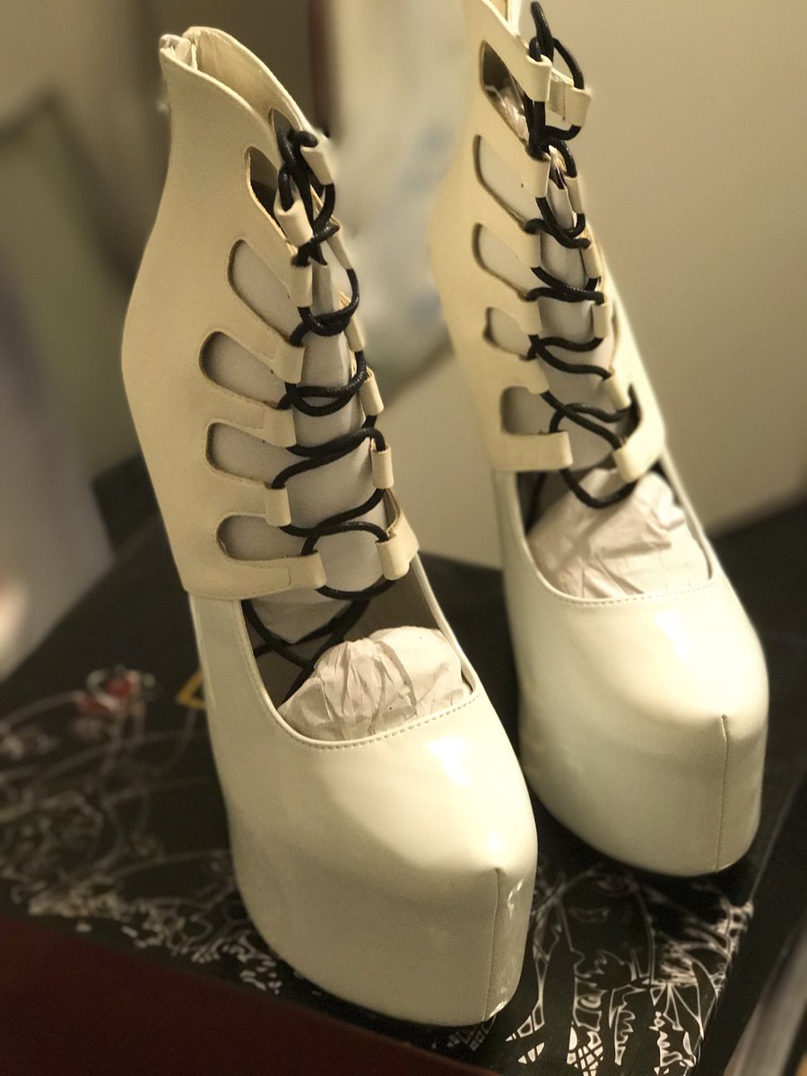 JCollection16's tweet photo. #booties #6inchheels #backzipper #laceup #patentleather #shoefetish #chicagoshoes #premiershoeboutique #size8.5 $15 #endofsummersale https://t.co/VnPzmbk7BL