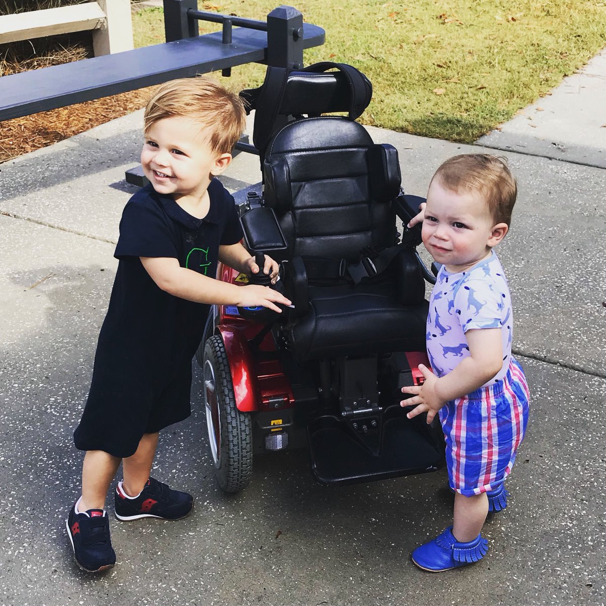 DendyEngelman's tweet photo. Checking out Miller’s fancy wheels! #gomillergo #curesma https://t.co/ZBd23J2fHi
