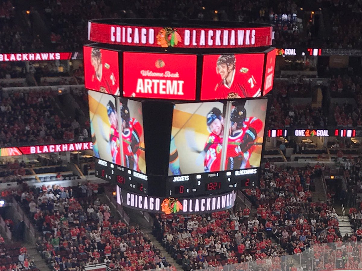 NHLBlackhawks's tweet photo. Welcome back, #BreadMan! https://t.co/4zgTDxXtGm