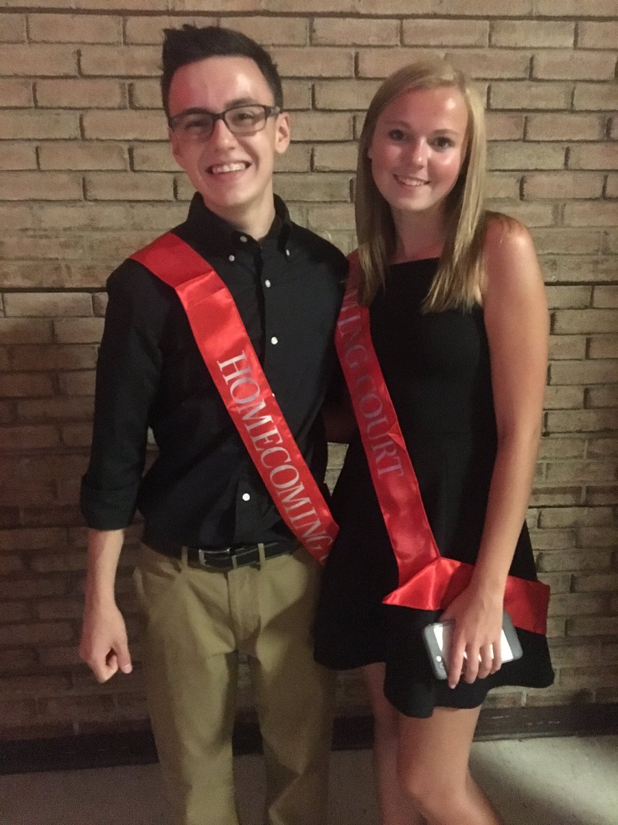 hbhsclassof2020's tweet photo. Duke and Duchess! Congratulations Tristan and Riley! #homecomingdance2017 #homecomingcourt #WeAreHB #engageHB @hbschools @HamptonBaysHS https://t.co/L0igEkD2F9