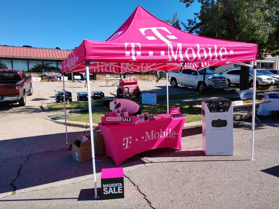 jenny_foss's tweet photo. Come checkout @TmobilePennCrew and get synced up at the Lunar moon fest okc @sbratto88 #okcforce https://t.co/x8YI8mtENc