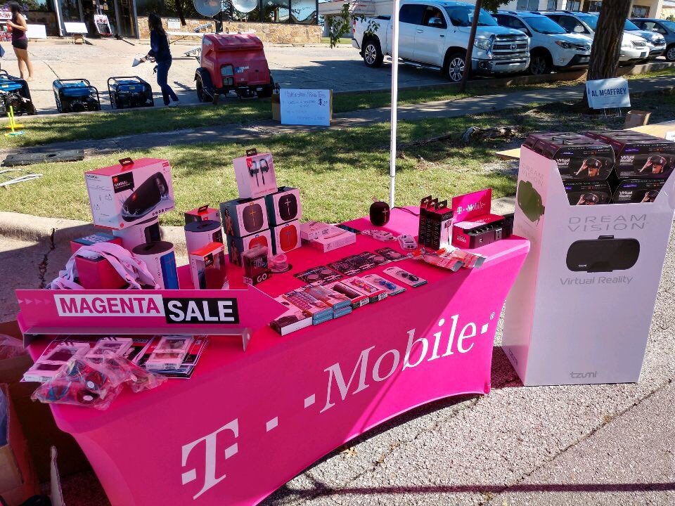 jenny_foss's tweet photo. Come checkout @TmobilePennCrew and get synced up at the Lunar moon fest okc @sbratto88 #okcforce https://t.co/x8YI8mtENc
