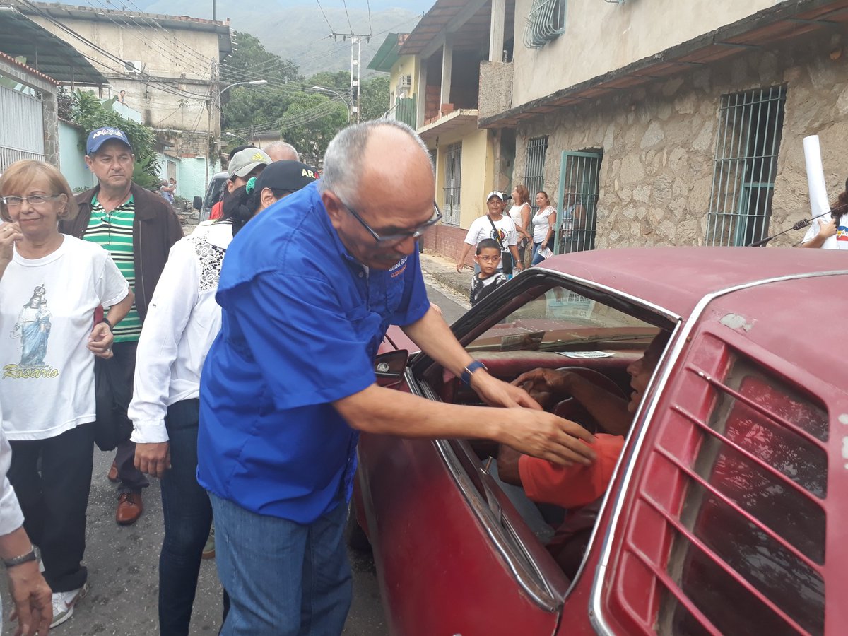 noticieria's tweet photo. Inicia caminata y casa por casa de @ismaelprogreso en el sector #Corosal de #Maracay. https://t.co/Nyj4960BnD