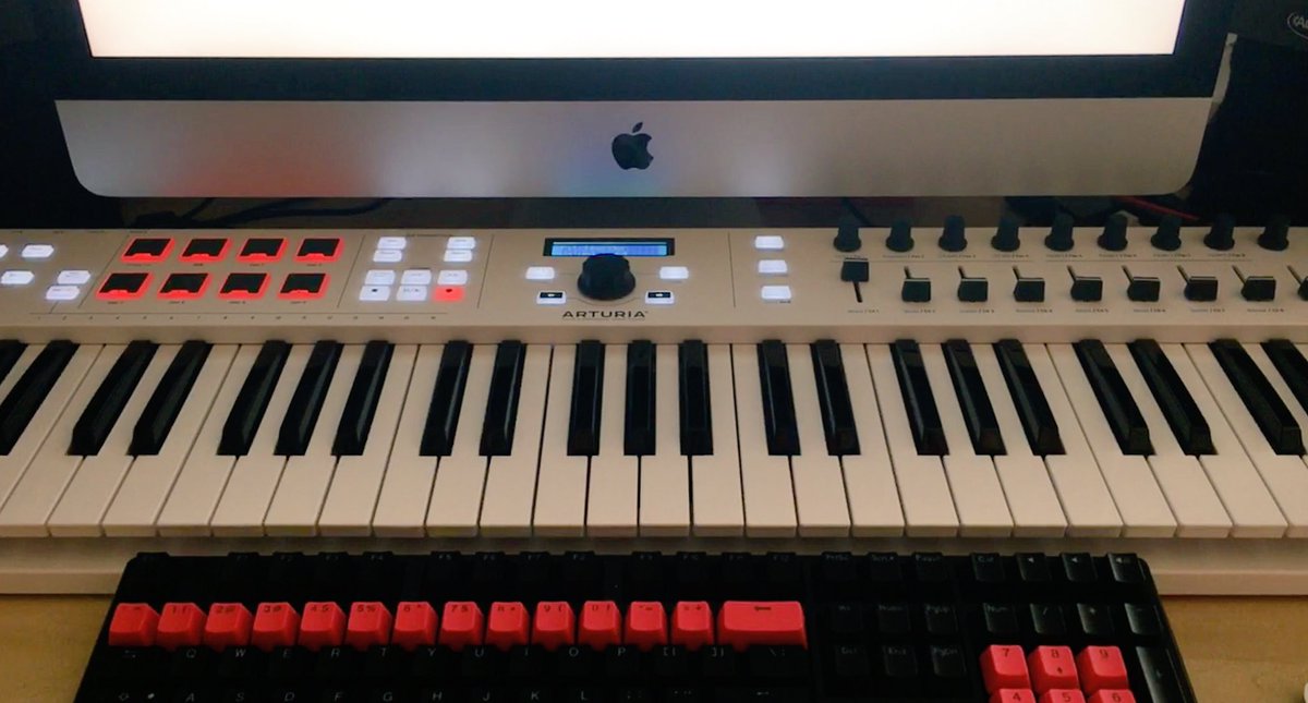 skittlegrlHolly's tweet photo. #KeyLabEssential is slim, thin & sturdy. Very light keys for my pianist hands, but feels good enough. I like it so far! <3 @ArturiaOfficial https://t.co/RclWXgQcuU