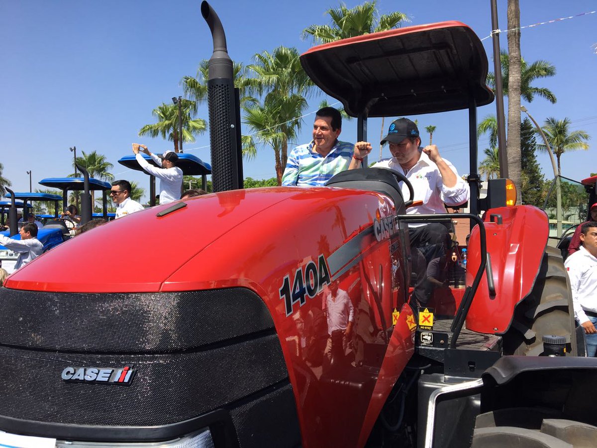 FNDMX's tweet photo. Bajo el modelo de coparticipación (Gobierno - productores), entregamos 90 tractores para la gente trabajadora de #Sinaloa. #GanamosTodos https://t.co/ZWKYPfP2xF