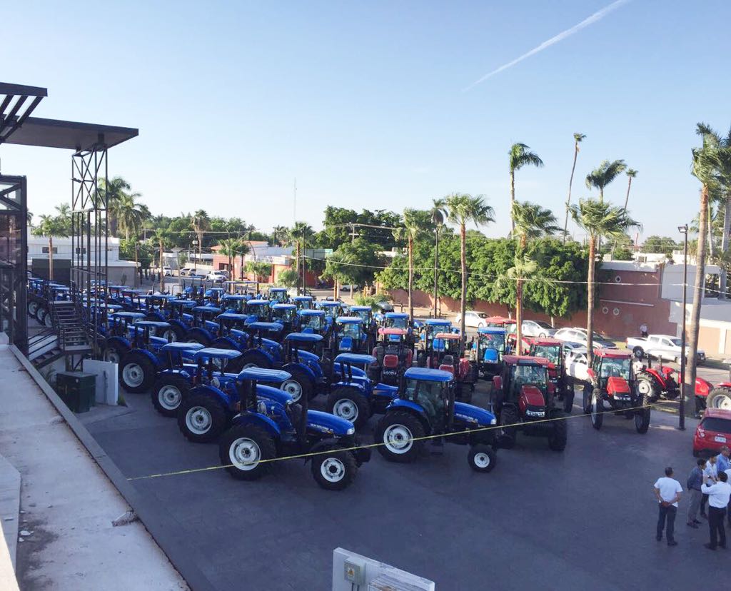 FNDMX's tweet photo. Bajo el modelo de coparticipación (Gobierno - productores), entregamos 90 tractores para la gente trabajadora de #Sinaloa. #GanamosTodos https://t.co/ZWKYPfP2xF