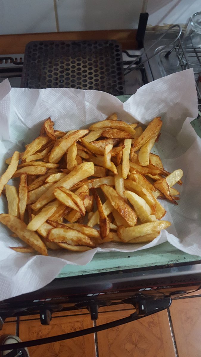 Vbravo_17's tweet photo. Pero qué manjar! Las papas fritas caseras son insuperables 👌
#fitness #Food #chips https://t.co/NBL3fGx4oG