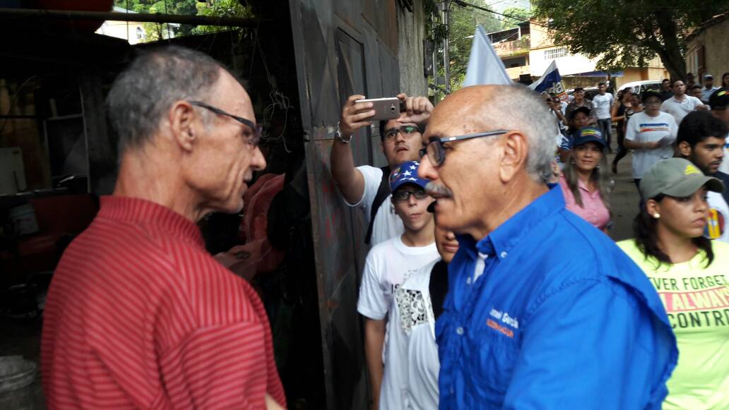noticieria's tweet photo. Los vecinos de #Corosal salen a recibir a #LaFuerzaDeTodos que va a cambiar al estado #Aragua. ¡@ismaelprogreso GOBERNADOR! https://t.co/u7JzudhVvJ