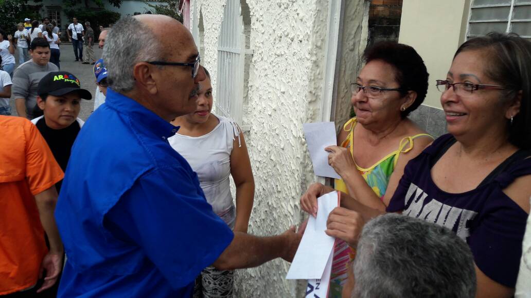 noticieria's tweet photo. Los vecinos de #Corosal salen a recibir a #LaFuerzaDeTodos que va a cambiar al estado #Aragua. ¡@ismaelprogreso GOBERNADOR! https://t.co/u7JzudhVvJ