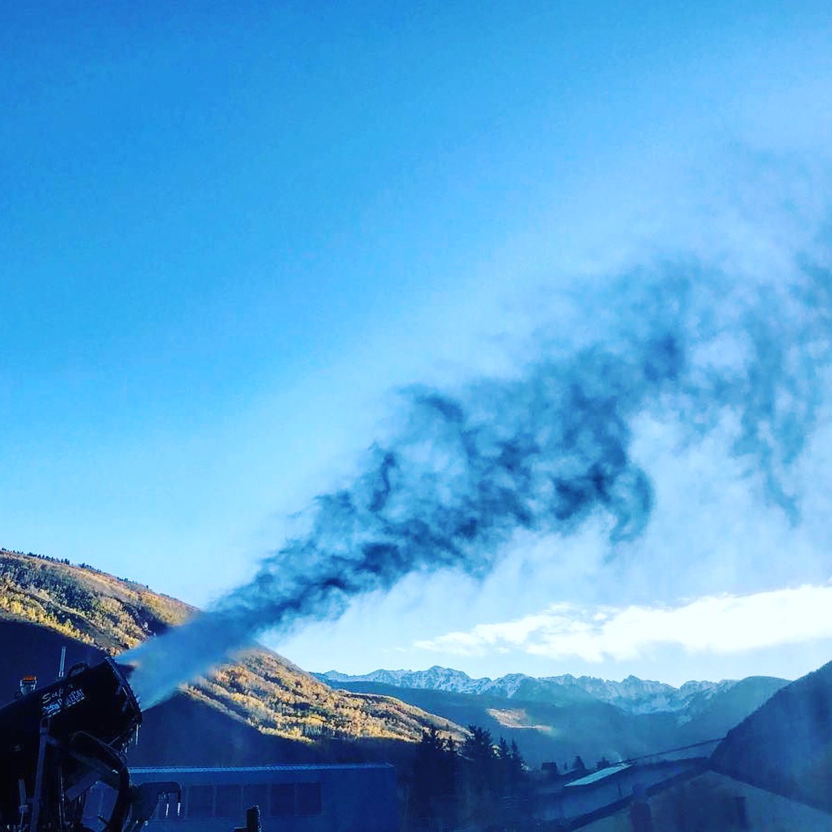 TheSnowReport's tweet photo. Yaaaasss! @vailmtn switched the guns on this morning. 👏👏 #thesnowreport https://t.co/WanSgCM6hm