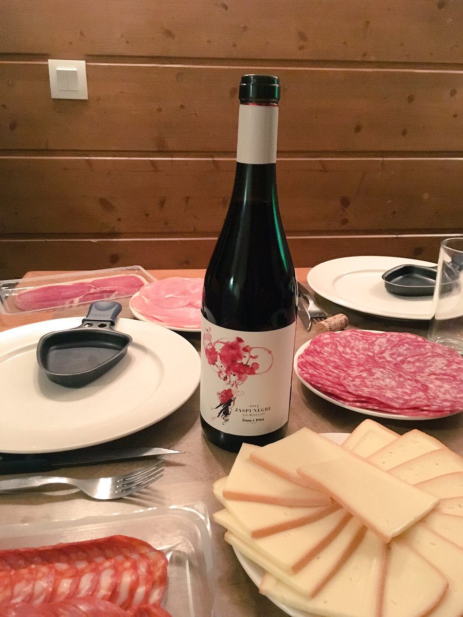 Camye66's tweet photo. On lance la saison des raclettes @cocaifito #jaspinegre on se régale avec les amis  !!!! 🍷 https://t.co/OkZW135L2O