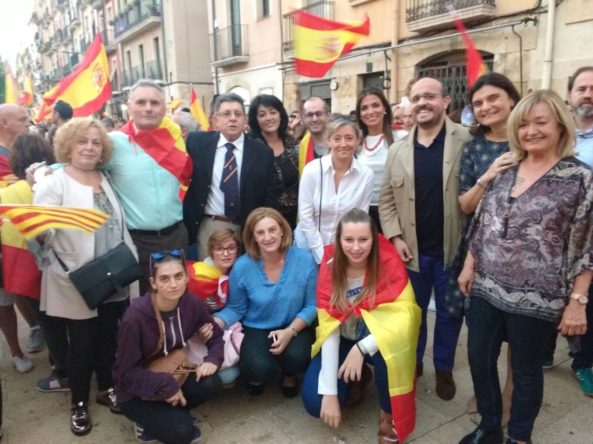 pp_tarragona's tweet photo. Hoy #Tarragona ha roto su silencio y la Plaça de la Font llena ha alzado la voz en defensa de la democracia y de la unidad de España. https://t.co/zGqiNxZhrz