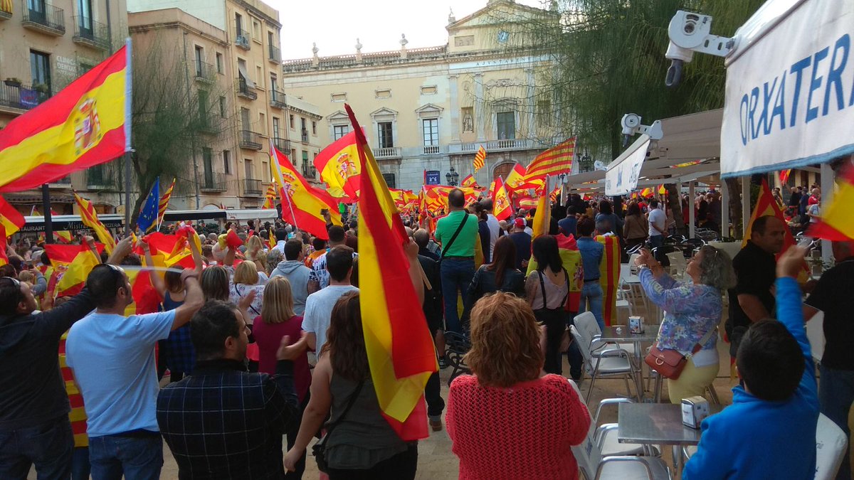 pp_tarragona's tweet photo. Hoy #Tarragona ha roto su silencio y la Plaça de la Font llena ha alzado la voz en defensa de la democracia y de la unidad de España. https://t.co/zGqiNxZhrz