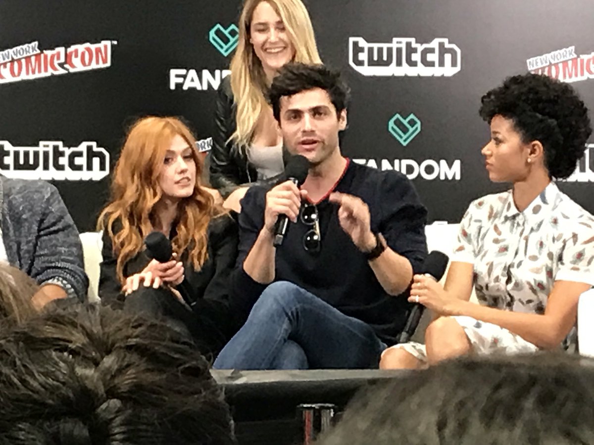 seidouroar's tweet photo. You know when those hands come out he wants us to listen closely! 😂 #ShadowhuntersNYCC https://t.co/C3AGc30TVt