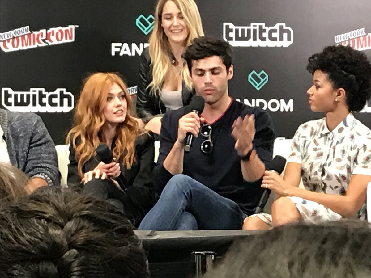 seidouroar's tweet photo. You know when those hands come out he wants us to listen closely! 😂 #ShadowhuntersNYCC https://t.co/C3AGc30TVt