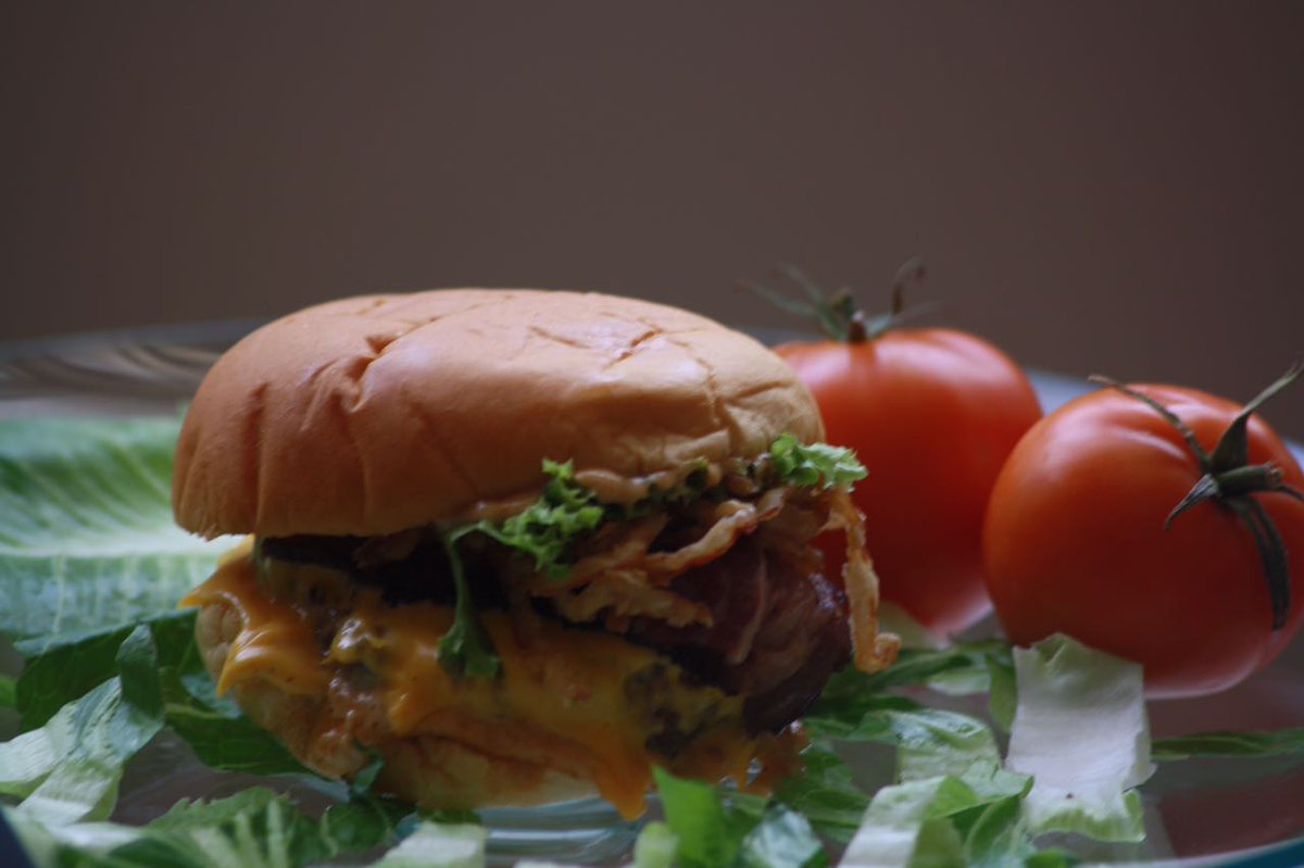 burgerstore_'s tweet photo. برجر بوم محشي جبن🔥🔥#Burger https://t.co/xjQQRIDRFy