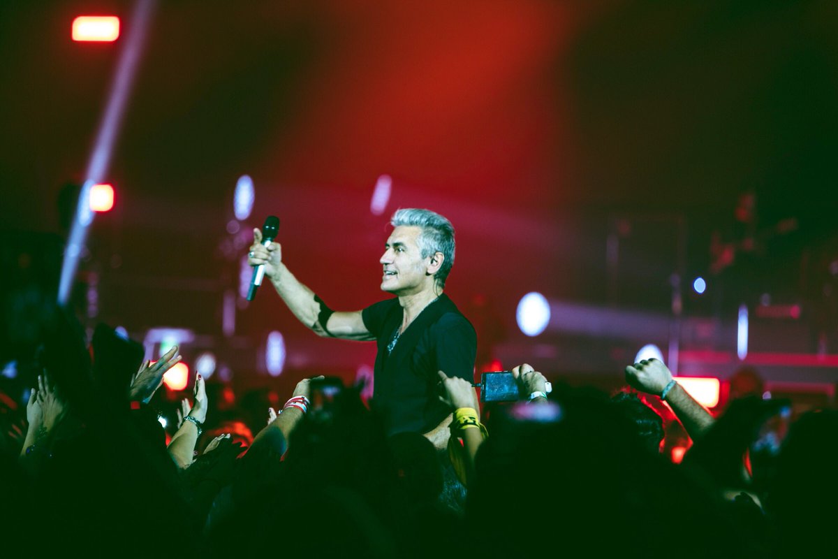 ligabue's tweet photo. Sempre lì, lì nel mezzo... a VOI! #MadeInItalyTour #PalaOnda https://t.co/dQQVJWBvVr