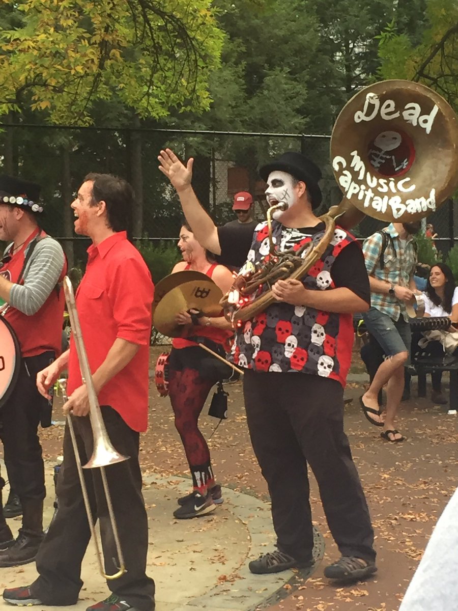 divamslisa's tweet photo. @deaDMCBand rockin #honkfest that's my bud dead Devon! https://t.co/WbIfyAwGT6