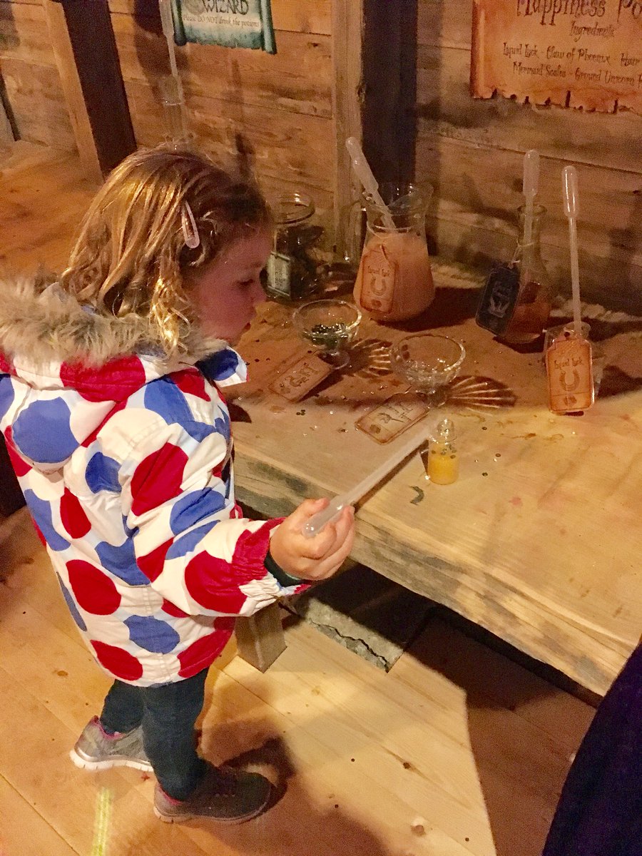 TeamJenxy's tweet photo. Saturday evenings were made for hanging out with dinosaurs, riding a rollercoaster in the dark and making fabulous potions @BlackgangChine https://t.co/iiYx3j4PAj