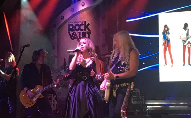 thesarahjessica's tweet photo. Eeeek! Tonight I get to sing with #rock #legends @Rock_Vault! Come see us at 8:30! @howardleese #Grateful https://t.co/UXGUSwlc6K