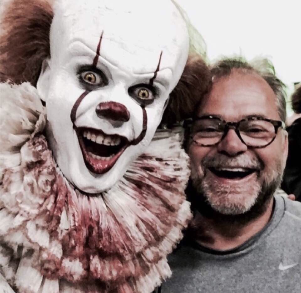 Сколько лет снимали оно. Сколько лет снимали оно. Сколько лет снимали оно. Пеннивайз билл скарсгард оно 2. Билл скарсгард на съемках оно 2.