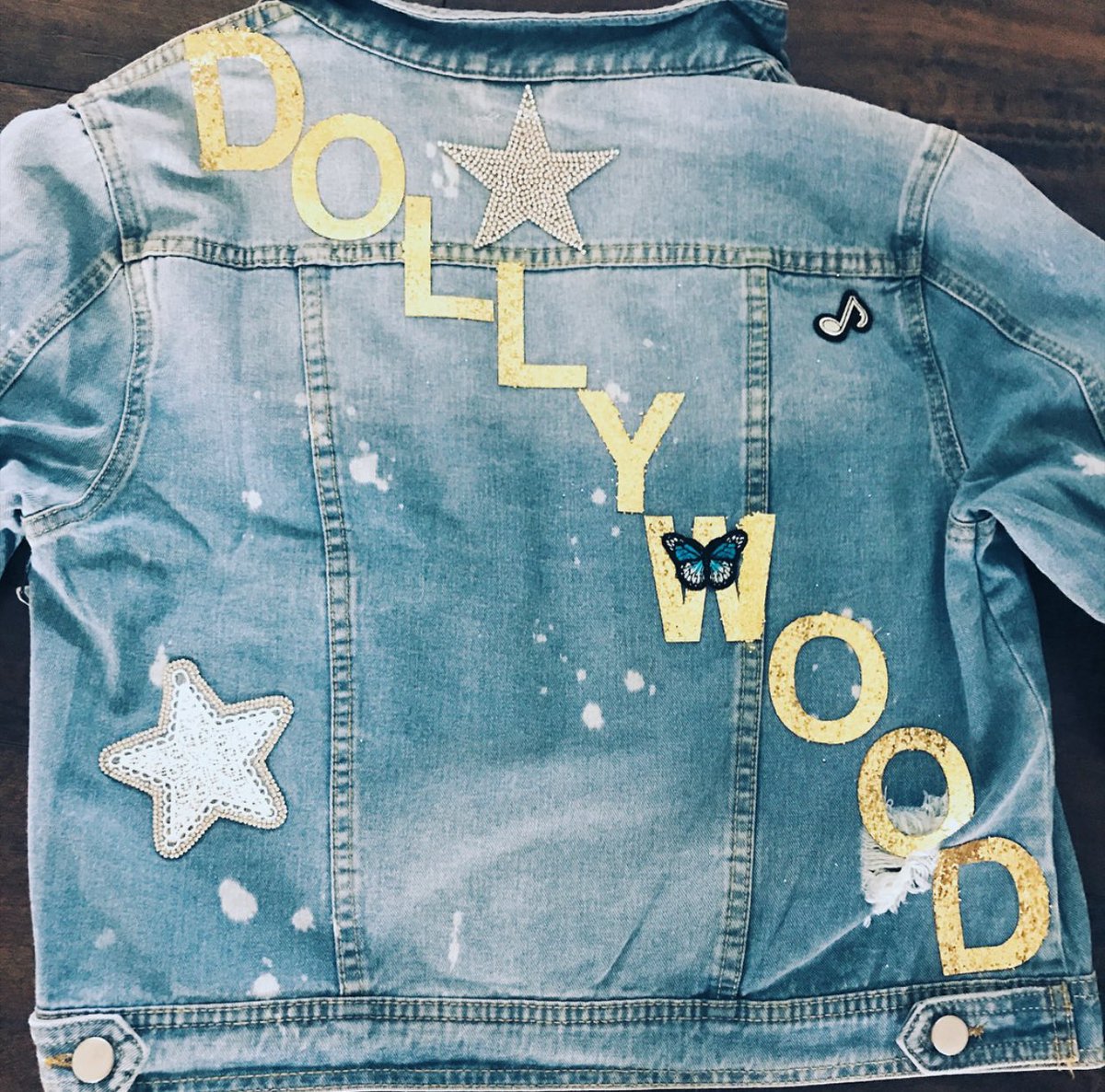 Check out this custom jacket <a href="/Pretty_Rebels/">Pretty Rebels</a> made for <a href="/carlypearce/">Carly Pearce</a>. This is insane! 😻