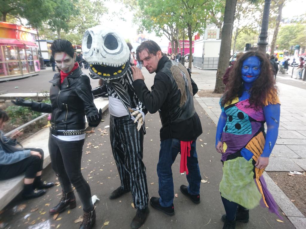 Aujourd'hui à la #Zombiewalk2017 j'ai eu une pensée pour toi @Sami_Mastouri 😁 #JackSkellington #SallySkellington