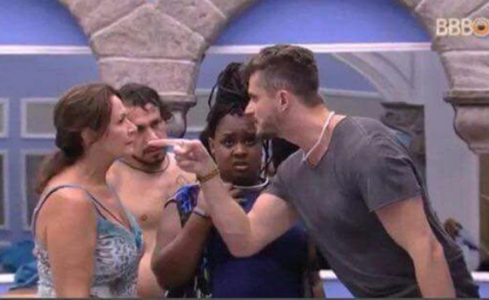 uaisambei's tweet photo. Cuidado galera #AFazenda https://t.co/XeW8b97v4P