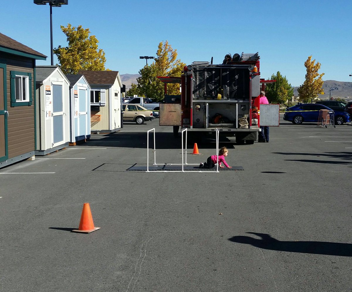OrangeClick3312's tweet photo. The little ones participating in our obstacle course. #LittleHeroes #PacNorthProud #FireSafety2017 https://t.co/P4YrZOmIgc