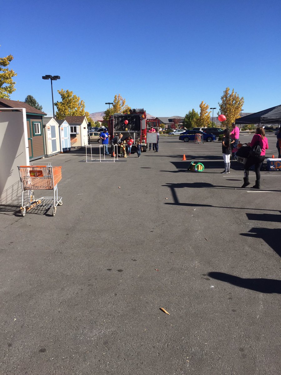 OrangeClick3312's tweet photo. The little ones participating in our obstacle course. #LittleHeroes #PacNorthProud #FireSafety2017 https://t.co/P4YrZOmIgc
