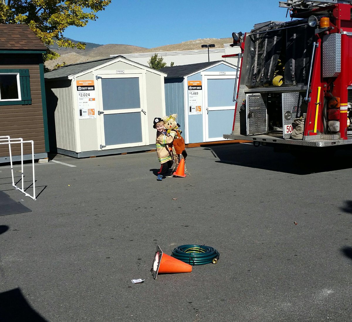 OrangeClick3312's tweet photo. The little ones participating in our obstacle course. #LittleHeroes #PacNorthProud #FireSafety2017 https://t.co/P4YrZOmIgc