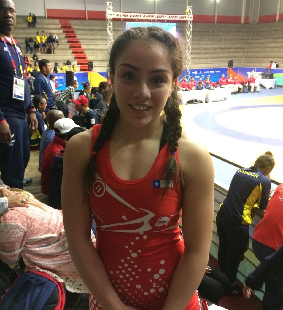 INDChileOficial's tweet photo. ¡CHILE SIGUE SUMANDO 🇨🇱! Javiera Ortega (52kg) obtiene medalla de plata 🥈 en lucha #Stgo2017 #VamosChile https://t.co/i2HkEc02wD