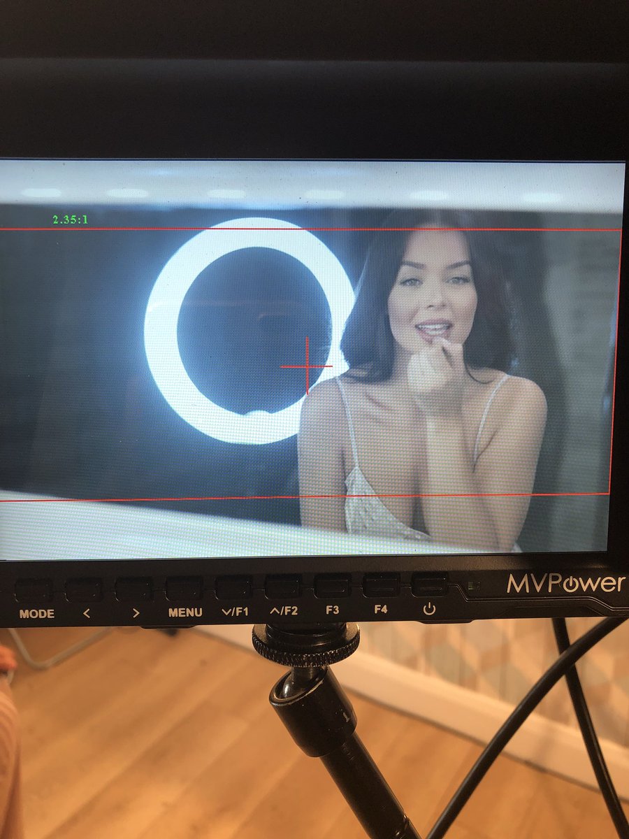iamheatherjayne's tweet photo. Please follow @Cutnblend on insta too! My new show coming soon by @LiveelyTV 🙌🏽🙌🏽 https://t.co/Z3bdnwbjjC