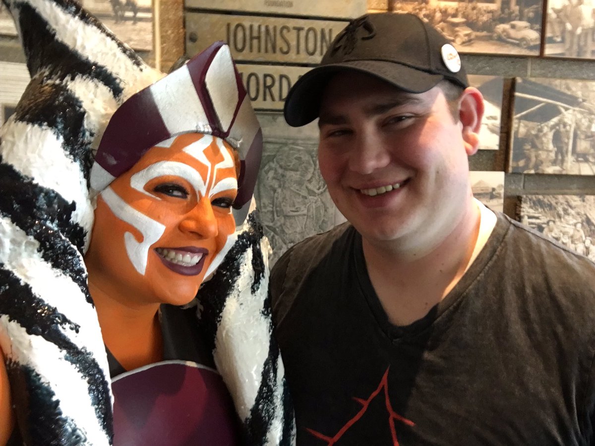 fulcrumbarbie's tweet photo. My loyal handler @TAI5252 #ahsoka #StarWars https://t.co/AD4zQ4JaZq