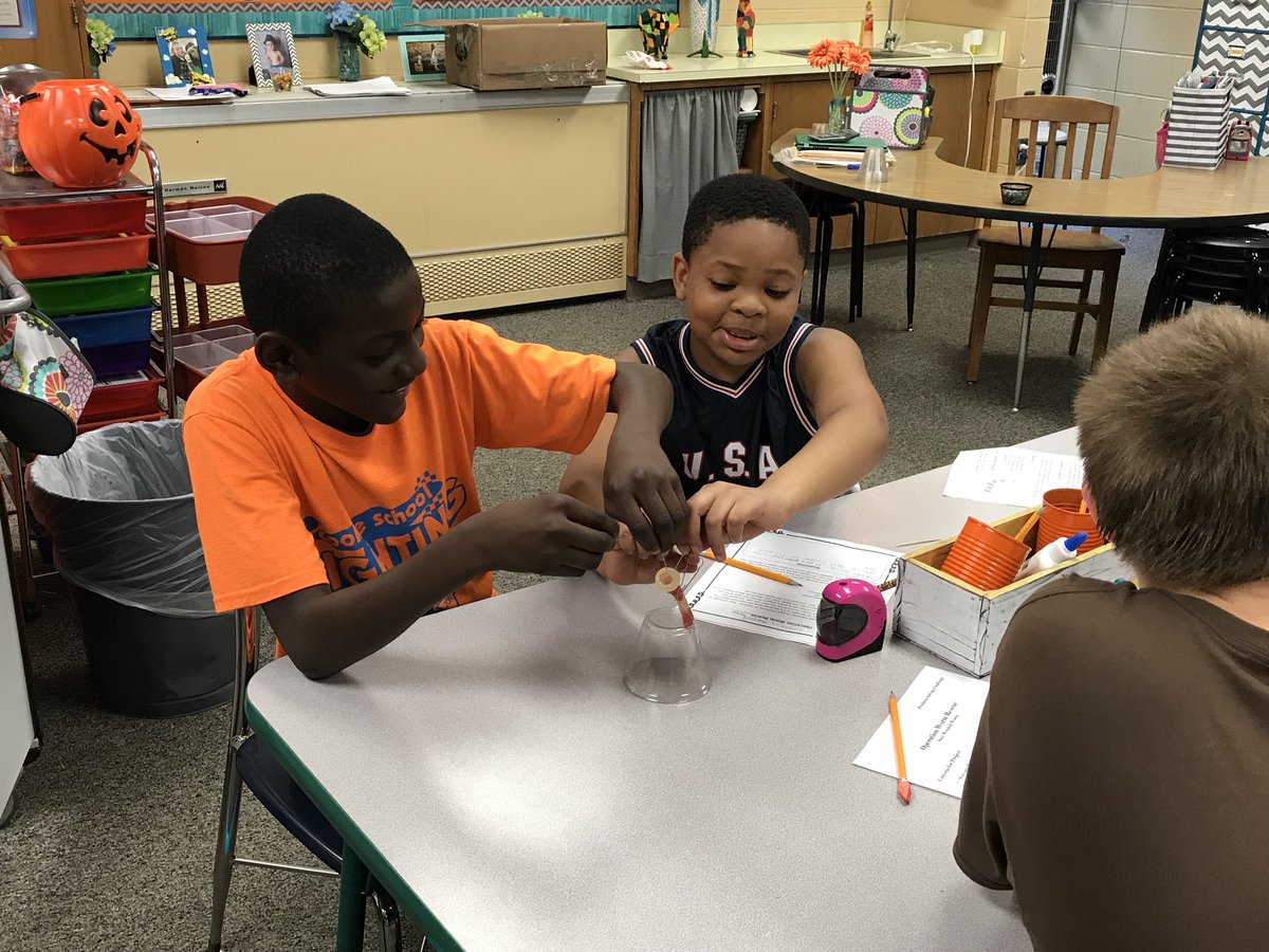 MaaskeA6's tweet photo. We had so much fun saving Wendell!  These kids amaze me more and more every single day! 💚
@NielsonSchool 
#kayakproblems
#thinktankfriday💡 https://t.co/QJEyu5CyzZ
