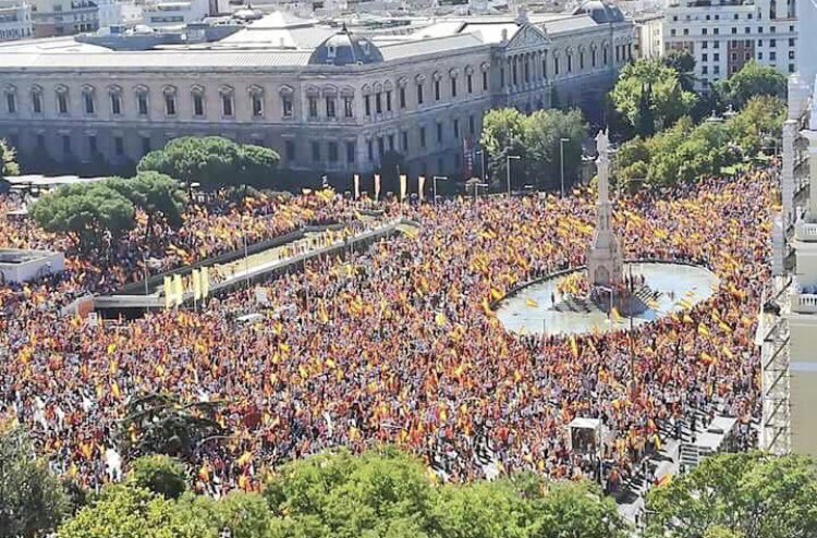 MaikelSerrano's tweet photo. Cuando tu nación sale a la calle y muestra sus colores #España #VamosEspaña #OrgullososDeSerEspanoles #EspanaEnPie #VivaEspaña https://t.co/2RNh7Z0Omg