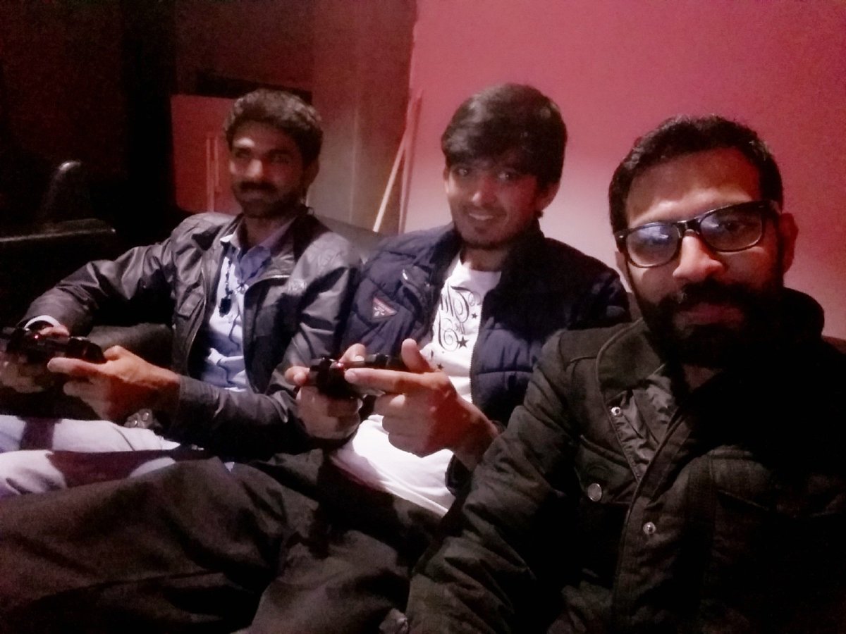 rizi00872's tweet photo. last nit with friend home.. ๐ญ๐ญas always am the topper ๐๐๐๐
#Playstation4 #friendplace #carracing #hellfun ๐๐โคโค https://t.co/d5sBZCXCU2