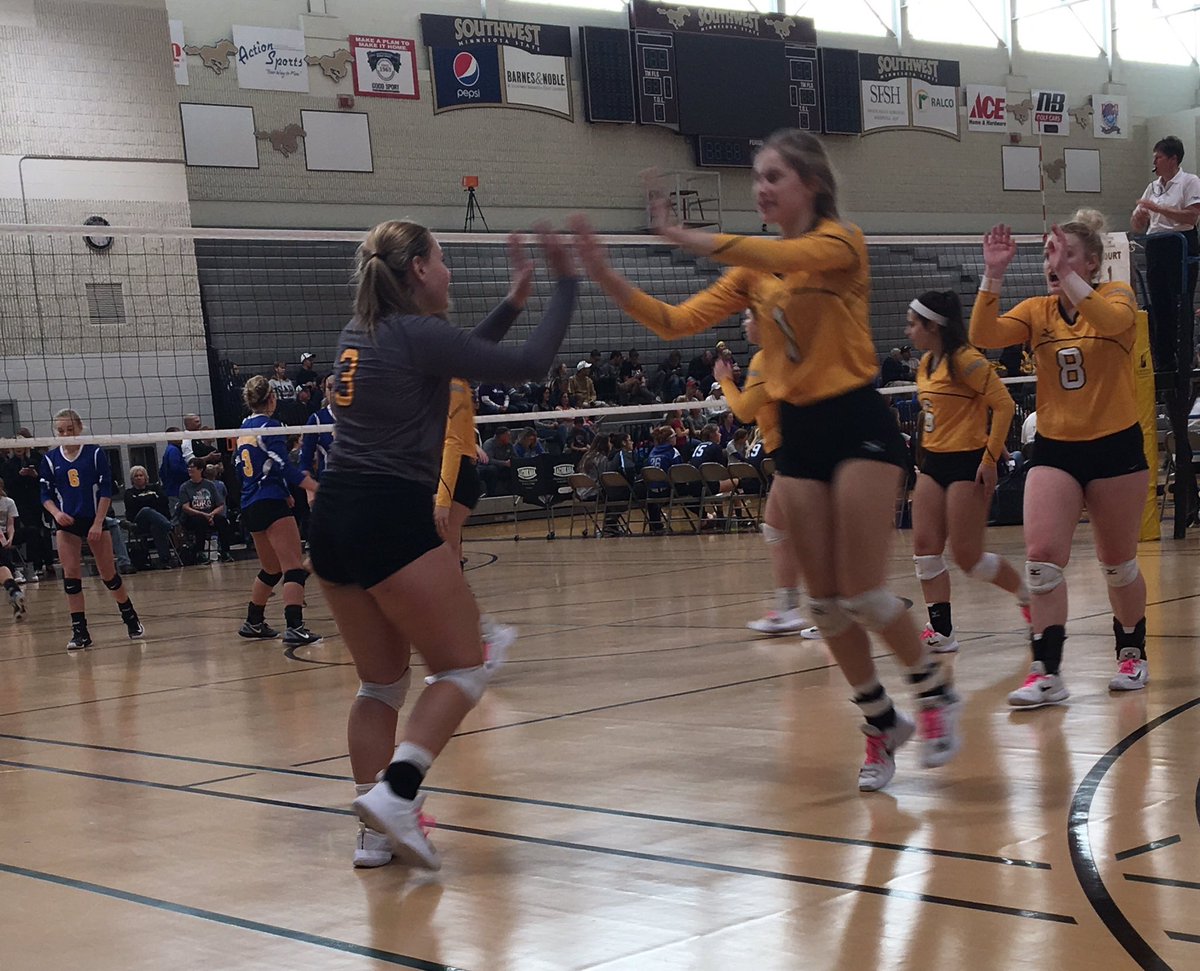 Rhondamaeolson's tweet photo. Cousins that play together,stay together ❤️🏐❤️@AveryBartunek @xxaolsonxx https://t.co/aY7qru0cAI
