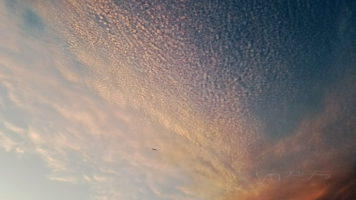 ArtoftheSkies's tweet photo. #AF351 climbing out of #YYZ for #CDG in to quite a speckled sky this evening. #weather #avgeek @StormHour https://t.co/K4HaUJwnNH
