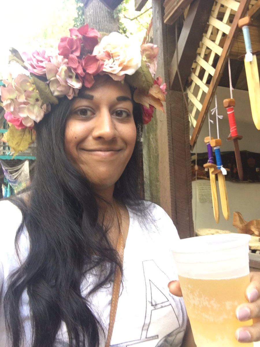 RitaTherPita's tweet photo. I had wayyyy too much fun at the Renaissance Festival today! #flowercrown #FoodOnSticks https://t.co/P7Lqsg6Djf