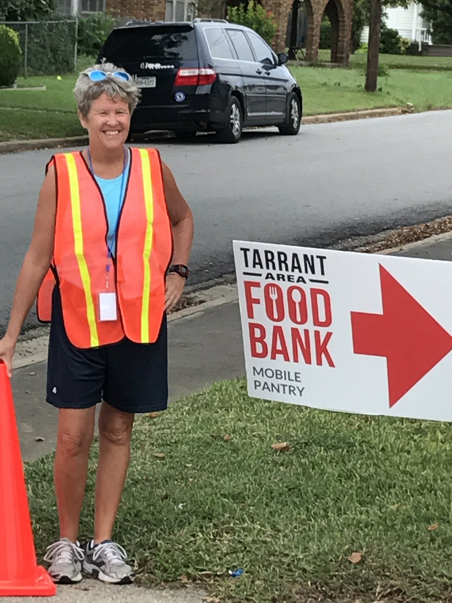 DISDCarson's tweet photo. #carsonstars are volunteering at the mobile food pantry. https://t.co/7uOcekJJQq