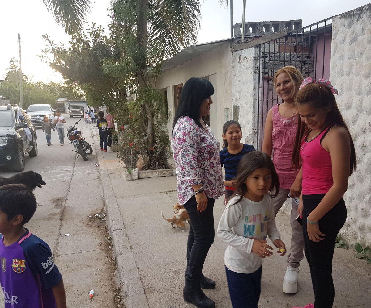 CristinaGomezOK's tweet photo. Estuvimos en V Lavalle dialogando con los vecinos #SiempreConLaGente @GustavoSaenzOK 
#NoSoloEnCampaña #EsaEsLaDiferencia 
#Lista724 https://t.co/GZ8AvOfP9Z