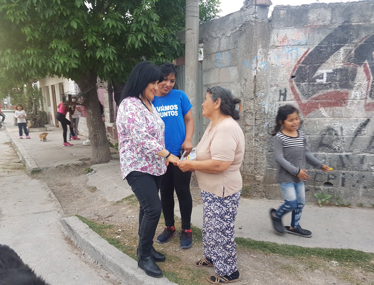 CristinaGomezOK's tweet photo. Estuvimos en V Lavalle dialogando con los vecinos #SiempreConLaGente @GustavoSaenzOK 
#NoSoloEnCampaña #EsaEsLaDiferencia 
#Lista724 https://t.co/GZ8AvOfP9Z