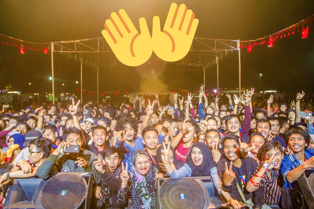 payungteduh's tweet photo. Lampung ! Terima kasih atas antusiasme dan apresiasi-nya semalam ! ๐๐ป#MoccaxPayungTeduh #UrbanGigs #UnreleasedProject https://t.co/XSFCt93xcn