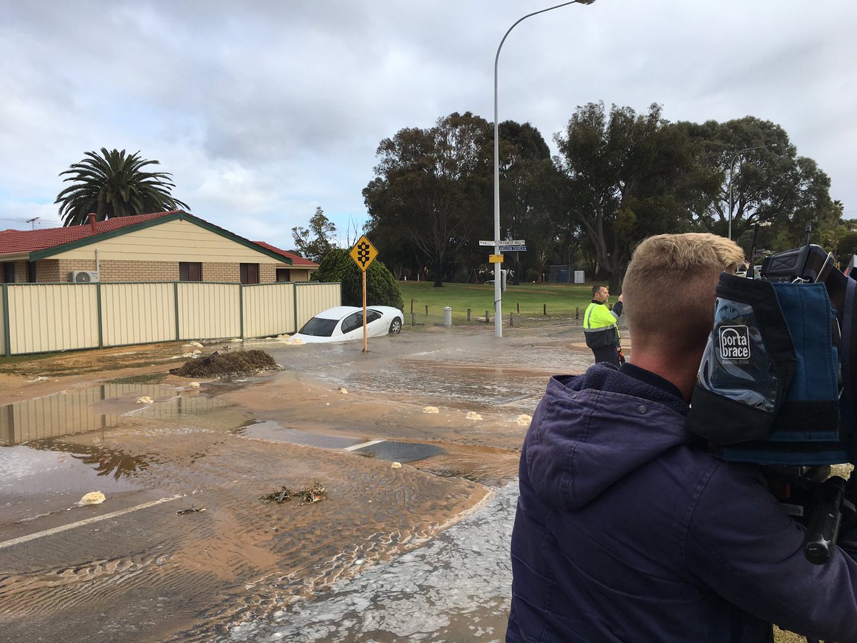 CatanzaroJoey's tweet photo. A burst water main created a sinkhole that swallowed two cars in Kingsley overnight. Still pumping out water! https://t.co/qLNehvw5Og